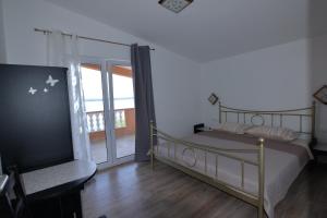 sypialnia z łóżkiem i balkonem w obiekcie Apartments by the sea Tkon, Pasman - 16589 w mieście Tkon