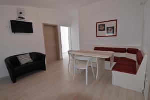 Telewizja i/lub zestaw kina domowego w obiekcie Apartments by the sea Tkon, Pasman - 16589