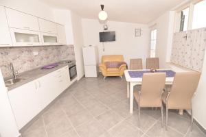 Kuchnia lub aneks kuchenny w obiekcie Apartments by the sea Tkon, Pasman - 16589