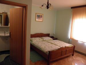 Posteľ alebo postele v izbe v ubytovaní Rooms with a parking space Draz, Baranja - 16701