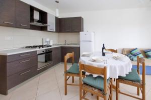 Kuchyňa alebo kuchynka v ubytovaní Apartments by the sea Sukosan, Zadar - 16646 + 12 fotografií