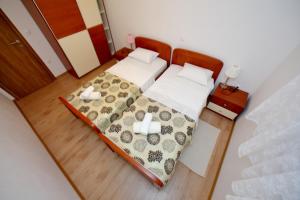 - Vistas a un dormitorio con cama en Apartment Sukosan 16641a, en Sukošan