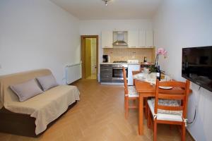 Kuchyňa alebo kuchynka v ubytovaní Apartment Sukosan 16641c