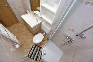 Kúpeľňa v ubytovaní Apartment Sukosan 16641c