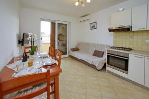 Kuchyňa alebo kuchynka v ubytovaní Apartments with parking spaces Sukosan, Zadar - 16641
