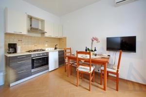 Kuchyňa alebo kuchynka v ubytovaní Apartments with parking spaces Sukosan, Zadar - 16641