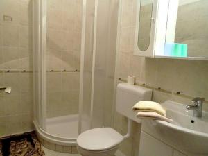 Ένα μπάνιο στο Apartments for families with children Banjol, Rab - 16645