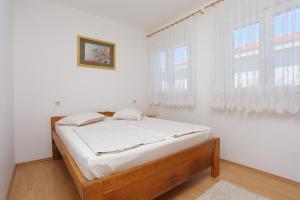 Katil atau katil-katil dalam bilik di Apartments by the sea Okrug Donji, Ciovo - 16657