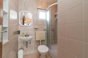 Kúpeľňa v ubytovaní Apartments with a parking space Slatine, Ciovo - 16731 + 24 fotografií