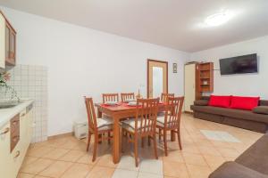 - une cuisine et une salle à manger avec une table et des chaises dans l'établissement Apartments with a parking space Vir - 16768, à Vir