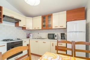 Kuchyň nebo kuchyňský kout v ubytování Apartments with a parking space Vir - 16768