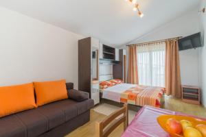 - un salon avec un canapé et un lit dans l'établissement Apartments with a parking space Vir - 16768, à Vir