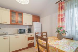 Kuchyňa alebo kuchynka v ubytovaní Apartment Vir 16768b