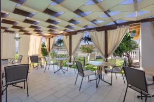 Reštaurácia alebo iné gastronomické zariadenie v ubytovaní Rooms with a parking space Biograd na Moru, Biograd - 16801