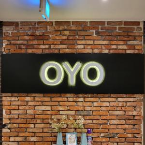 a brick wall with an oo sign on it at OYO Hostel Myeongdong 2 in Seoul