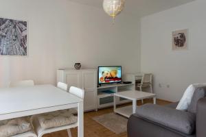 salon z kanapą i telewizorem w obiekcie Apartments with WiFi Vinkovci, Slavonija - 16805 w mieście Vinkovci