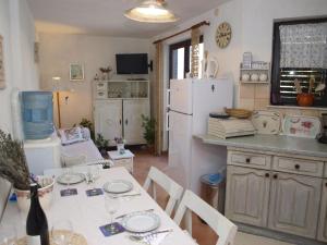 Kuchyňa alebo kuchynka v ubytovaní Apartments by the sea Vir - Kozjak, Vir - 16734
