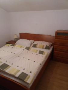 Schlafzimmer mit einem großen Bett mit einem Kopfteil aus Holz in der Unterkunft Family friendly house with a parking space Licki Osik, Velebit - 16777 in Gospić