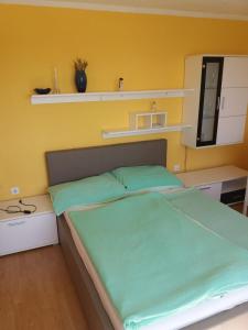 Bett in einem Zimmer mit gelber Wand in der Unterkunft Family friendly house with a parking space Licki Osik, Velebit - 16777 in Gospić