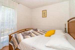 Ένα ή περισσότερα κρεβάτια σε δωμάτιο στο Apartments by the sea Necujam, Solta - 16727