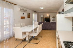 Η κουζίνα ή μικρή κουζίνα στο Apartments by the sea Necujam, Solta - 16727 +10 φωτογραφίες