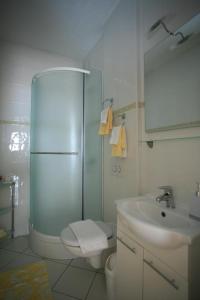Bilik mandi di Family friendly house with a swimming pool Sumartin, Brac - 16842 +16 gambar