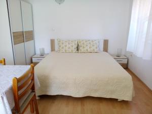 Foto dalla galleria di Apartments by the sea Valun, Cres - 16714 a Valun