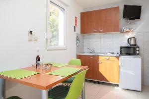 Kuchyňa alebo kuchynka v ubytovaní Studio Duce 16877d + 8 fotografií