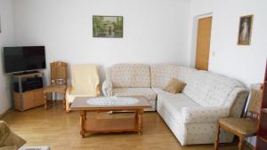 uma sala de estar com um sofá e uma mesa em Apartments with a parking space Kastel Stafilic, Kastela - 16811 em Kaštela