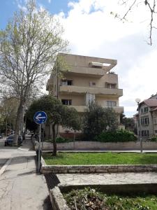 um sinal de rua azul em frente a um edifício em Apartments with WiFi Split - 16911 em Split