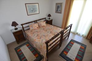 ein Schlafzimmer mit einem Bett und zwei Tischen mit Lampen in der Unterkunft Apartments with a parking space Okrug Gornji, Ciovo - 16935 in Trogir