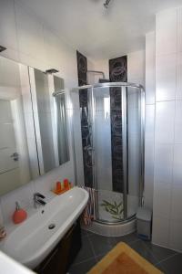 y baño con ducha y lavamanos. en Apartments with a parking space Okrug Gornji, Ciovo - 16935 en Trogir