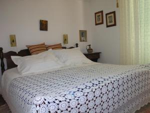 ein Schlafzimmer mit einem Bett mit einer weißen Bettdecke in der Unterkunft Seaside holiday house Drvenik Veliki, Drvenik - 16937 in Drvenik Veli