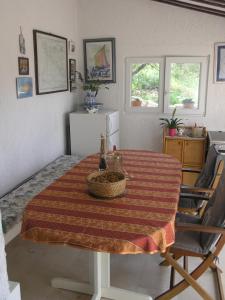 eine Küche mit einem Tisch und einem Tischtuch darauf in der Unterkunft Seaside holiday house Drvenik Veliki, Drvenik - 16937 in Drvenik Veli