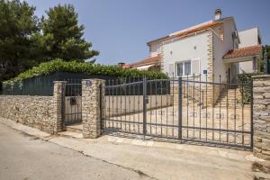Fotografie z fotogalerie ubytování Family friendly house with a swimming pool Maslinica, Solta - 16782 v destinaci Grohote