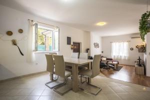 Fotografie z fotogalerie ubytování Family friendly house with a swimming pool Maslinica, Solta - 16782 v destinaci Grohote