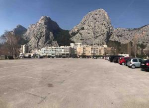 Fotografia z galérie ubytovania Apartments with a parking space Omis - 16952 v Omise