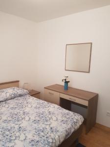 Postel nebo postele na pokoji v ubytování Apartment Novi Vinodolski 16998b