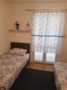 Postel nebo postele na pokoji v ubytování Apartment Novi Vinodolski 16998b