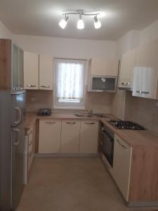 Kuchyň nebo kuchyňský kout v ubytování Apartment Novi Vinodolski 16998b
