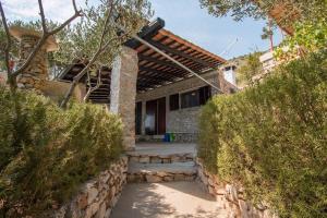 Vonkajšia záhrada v ubytovaní Secluded fisherman's cottage Cove Spiljice, Brac - 17031