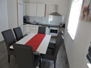 Kuchyňa alebo kuchynka v ubytovaní Apartments with a parking space Trogir - 16898
