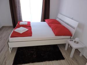 Posteľ alebo postele v izbe v ubytovaní Apartments with a parking space Trogir - 16898