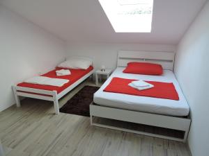 Posteľ alebo postele v izbe v ubytovaní Apartments with a parking space Trogir - 16898