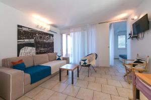 a living room with a couch and a table at Apartments with a parking space Brela, Makarska - 16596 in Brela