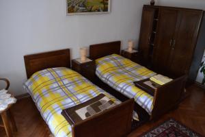 dos camas sentadas una al lado de la otra en una habitación en Rooms with a parking space Brod Moravice, Gorski kotar - 16921, en Brod Moravice