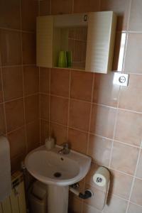 y baño con lavabo y espejo. en Rooms with a parking space Brod Moravice, Gorski kotar - 16921, en Brod Moravice