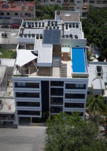 una vista aérea de un edificio con piscina en OneBR w Balcony or Studio in Playa del Carmen w Balcony, BBQ, Pool Infinite, AC, TV Smart, 150mb en Playa del Carmen
