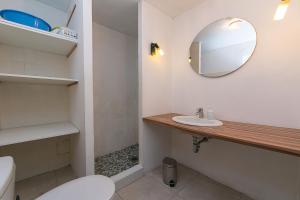 Kúpeľňa v ubytovaní Apartments by the sea Brela, Makarska - 16950 + 37 fotografií