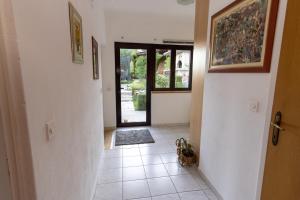 Gambar di galeri bagi Apartments with parking space Klis, Split - 16979 di Klis